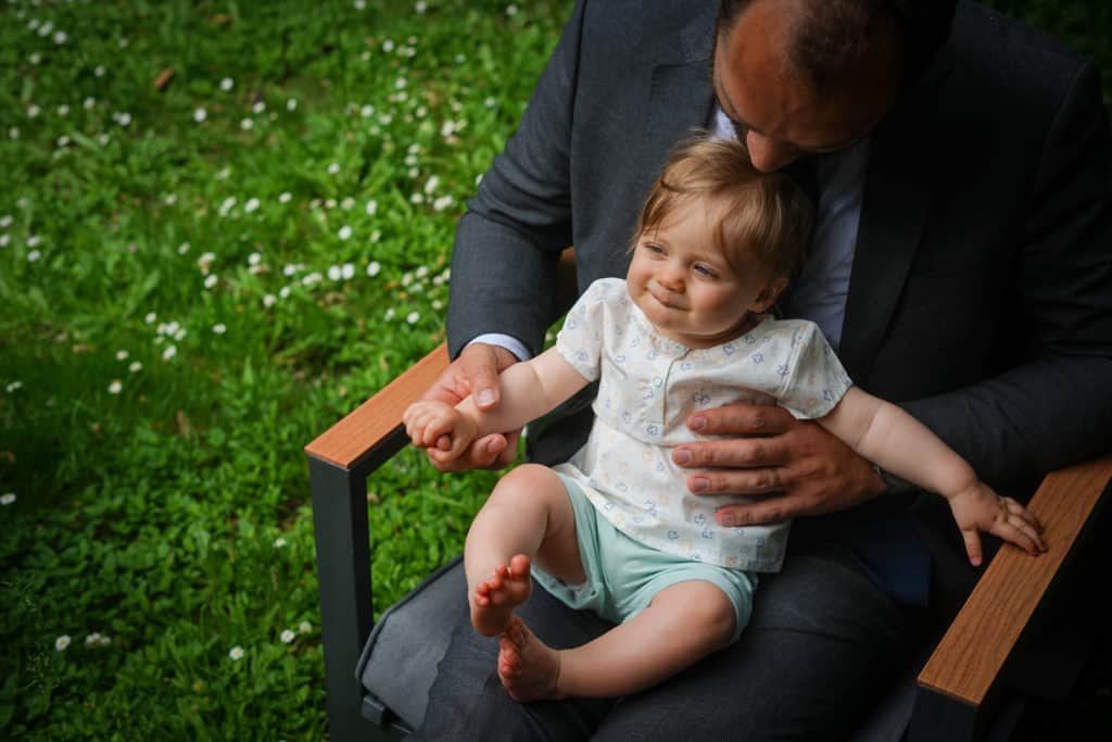 Enfant portant des vêtements en coton bio PAPA m’habille